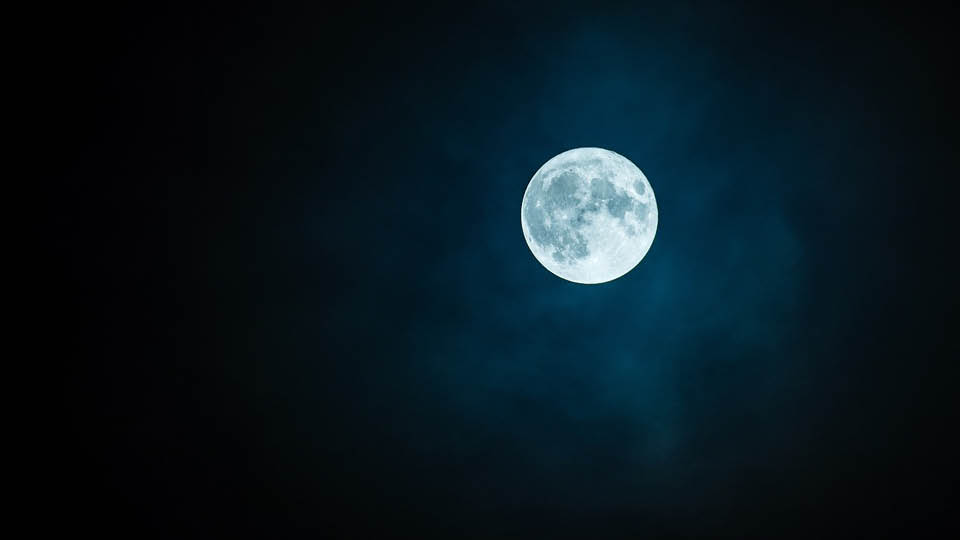 Foto på en fullmåne med mörk himmel