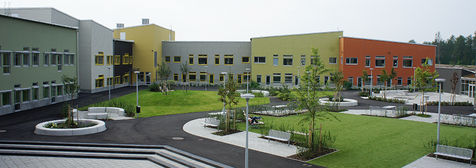 Pär Lagerkvistskolans färgglada byggnader.